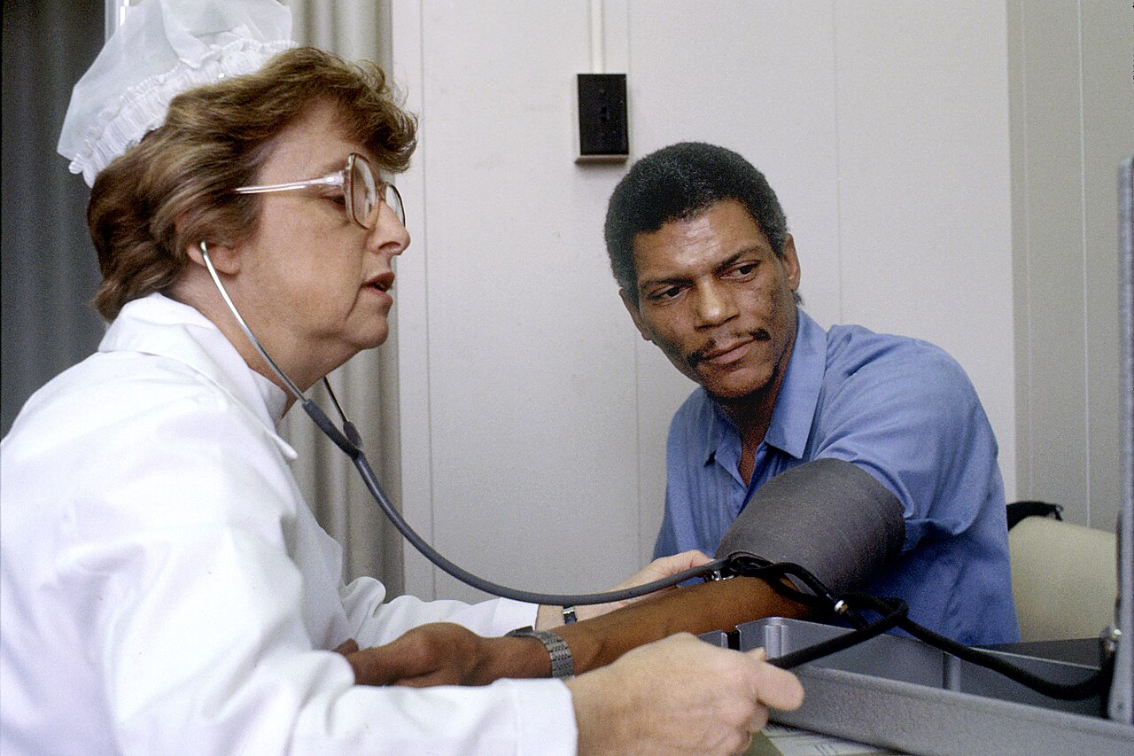 Eine Pflegekraft misst den Blutdruck eines Patienten