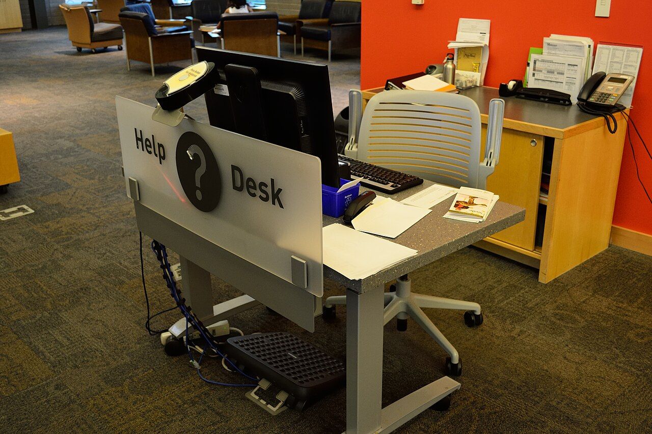 Help-Desk-Arbeitsplatz mit Telefon und Monitor