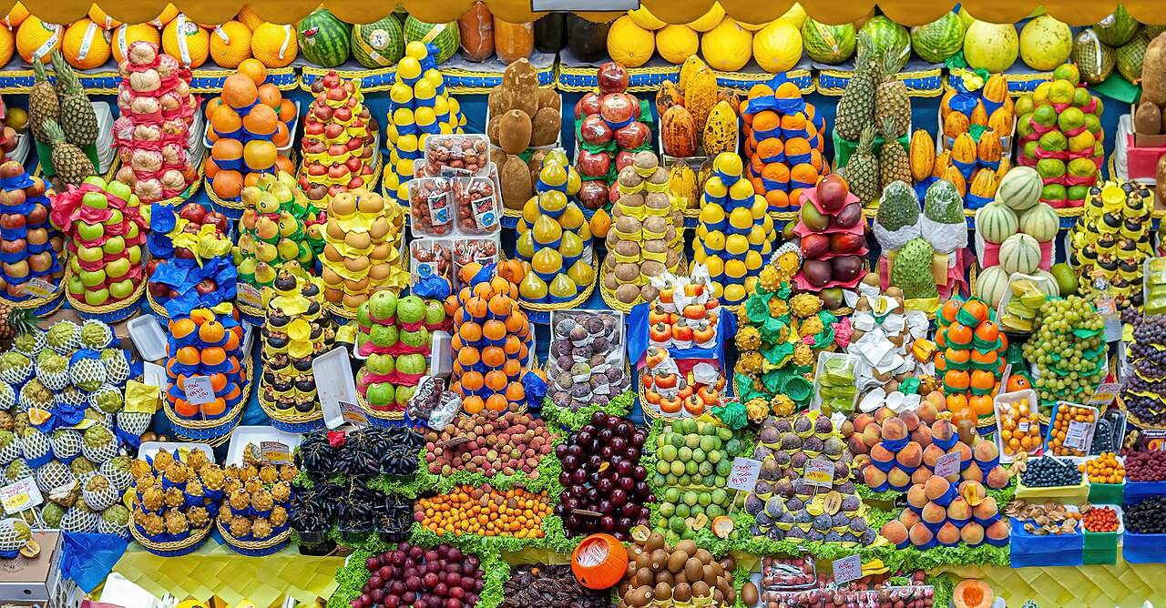 Obststand in einer Markthalle