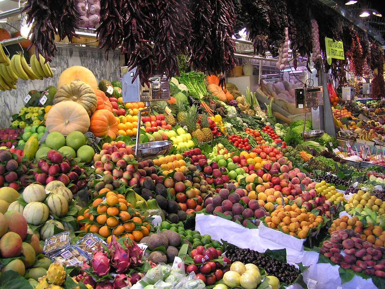 Obst- und Gemüsestand auf einem Markt