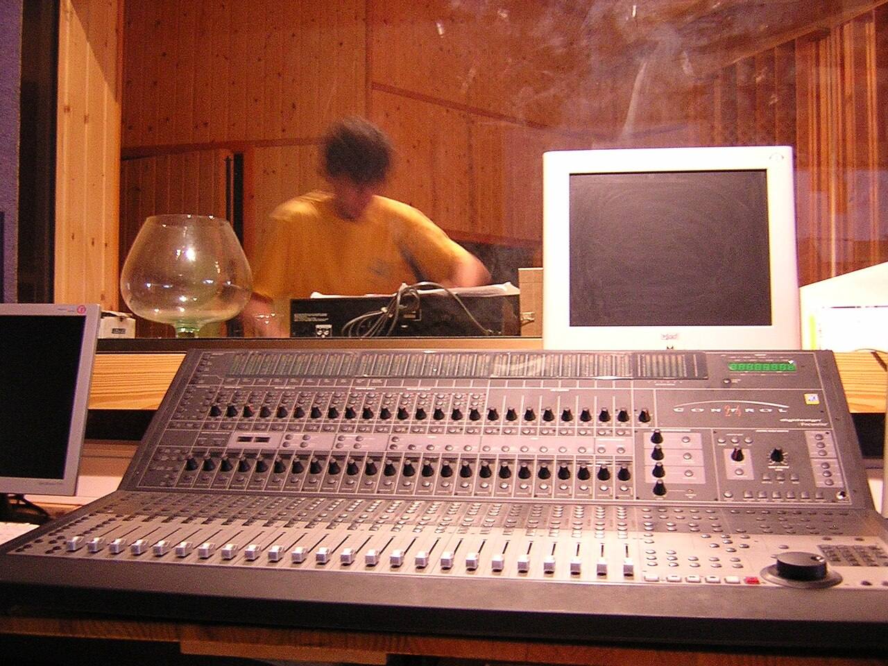 Digitales Mischpult in einem Tonstudio