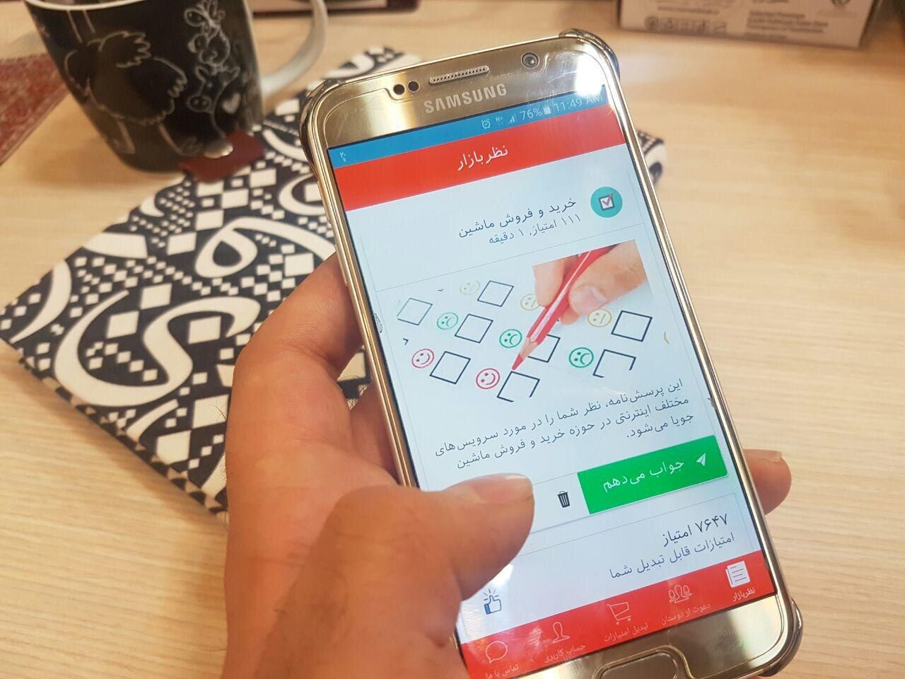 Online-Umfrage auf einem Smartphone