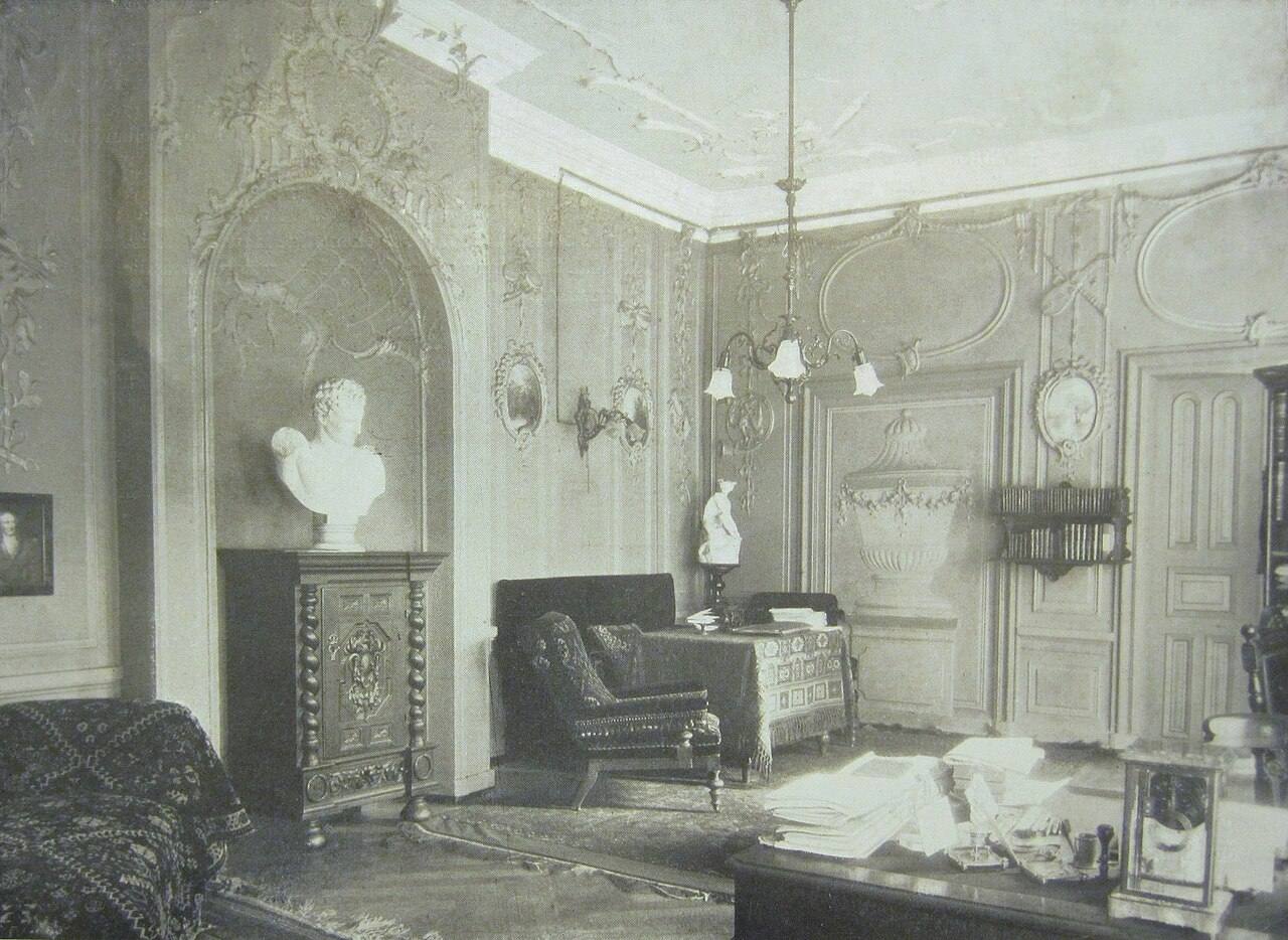 Historisches Arbeitszimmer mit Schreibtisch und Wandverkleidung