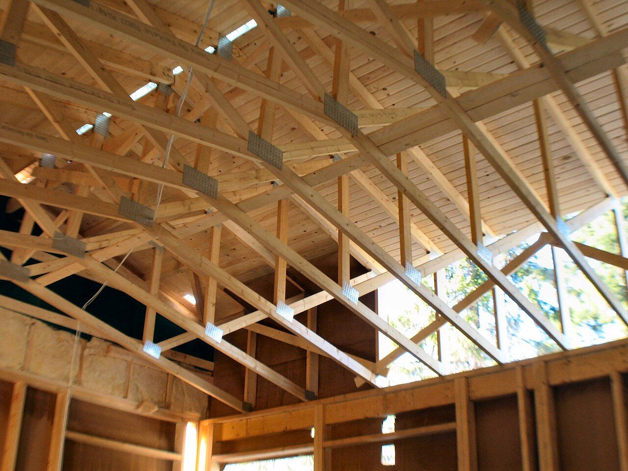 Dachstuhl aus Holz mit hellen Sparren
