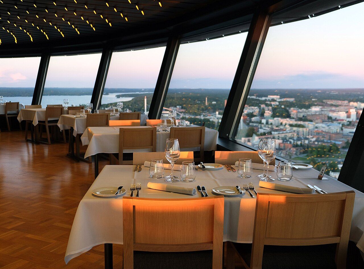 Restaurant mit gedeckten Tischen und Panoramablick
