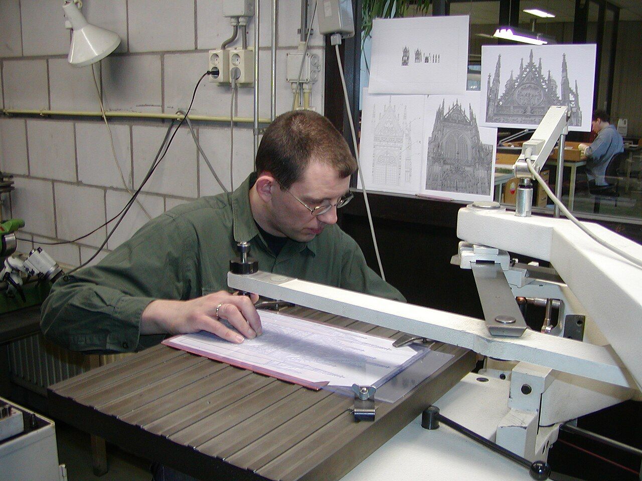 Gravurmaschine an einem Arbeitsplatz