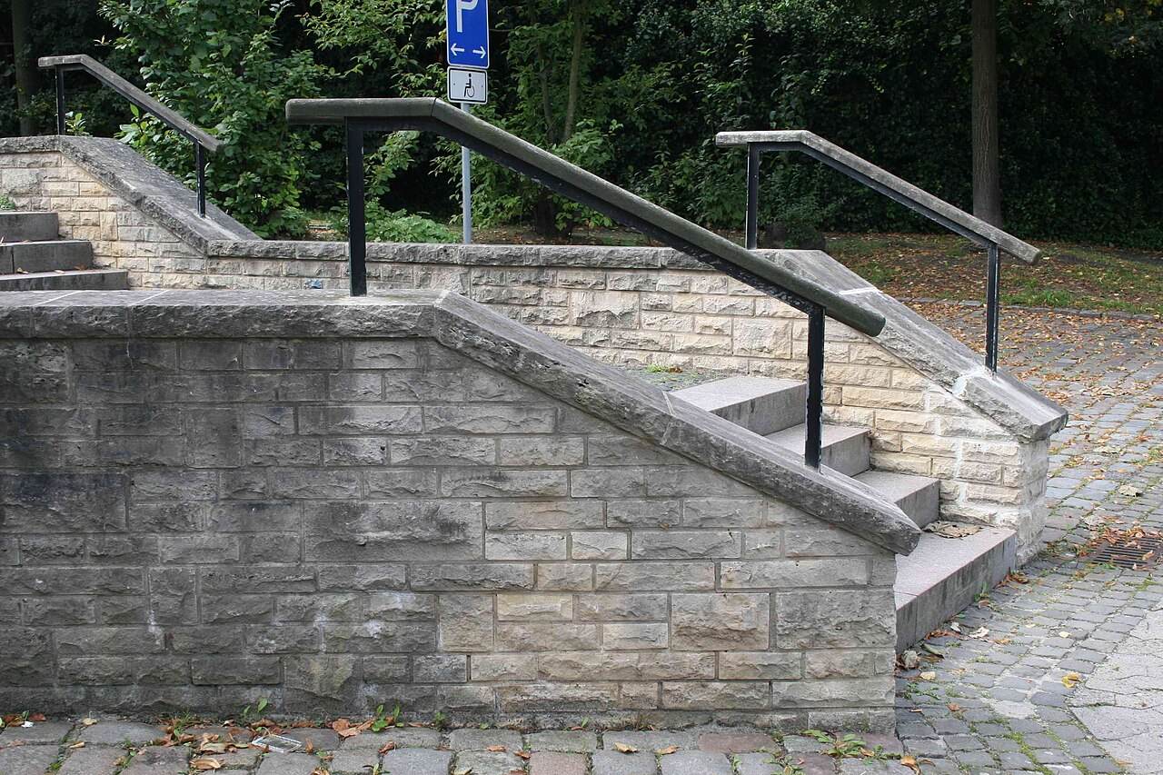 Natursteinmauerwerk an einer Treppe
