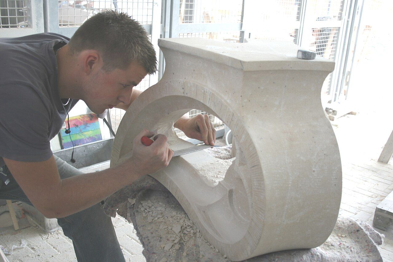 Steinmetz bearbeitet einen Steinblock