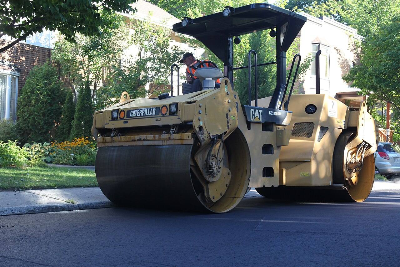 Walze verdichtet frischen Asphalt auf einer Straße