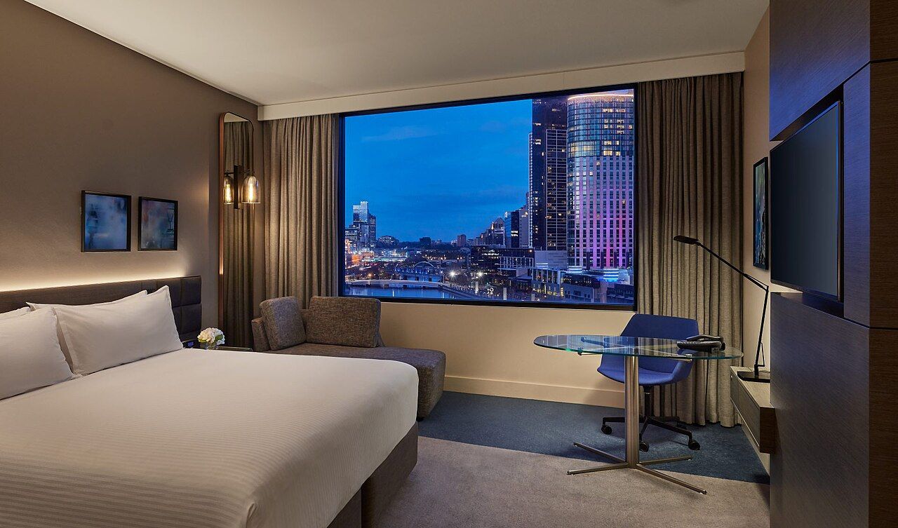 Hotelzimmer mit Doppelbett und Blick auf die Stadt