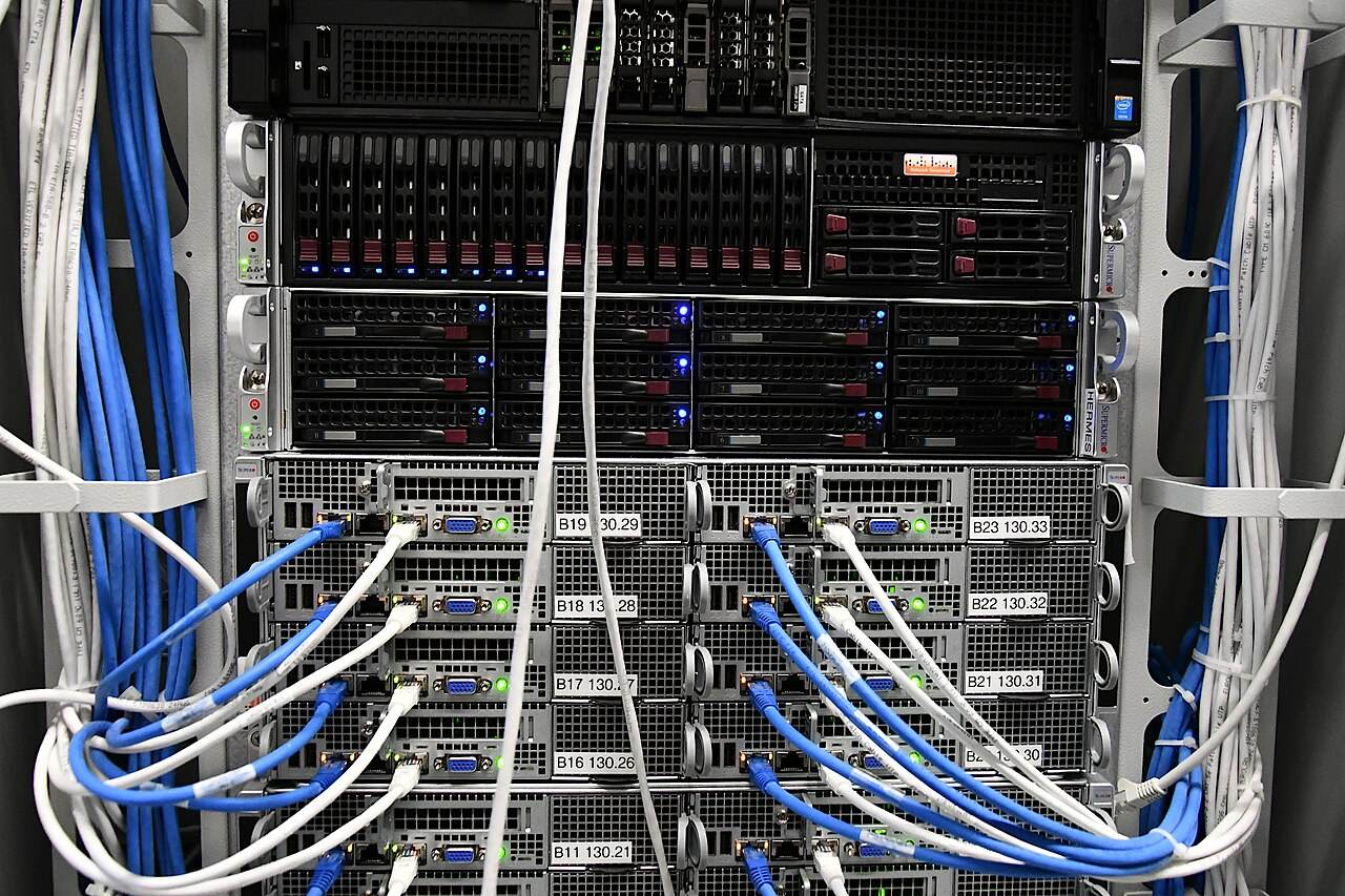 Netzwerkkabel in einem Serverschrank