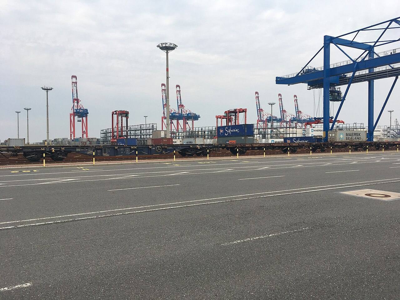 Containerumschlag in einem Seehafen