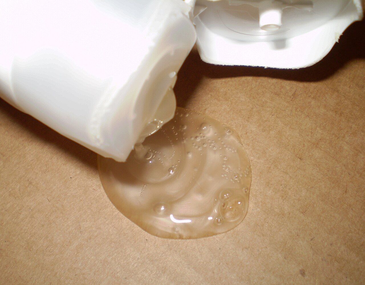 Shampoo-Flasche, aus der Shampoo austritt