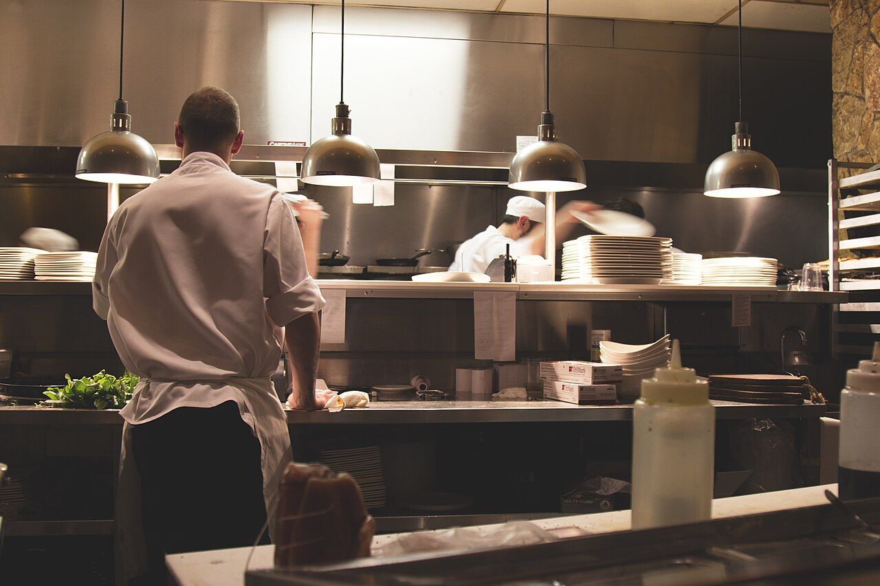 Koch von hinten in einer Restaurantküche