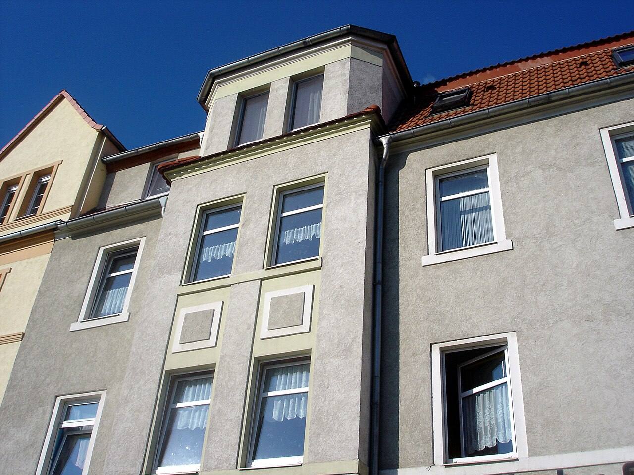 Fassade eines Mehrfamilienhauses