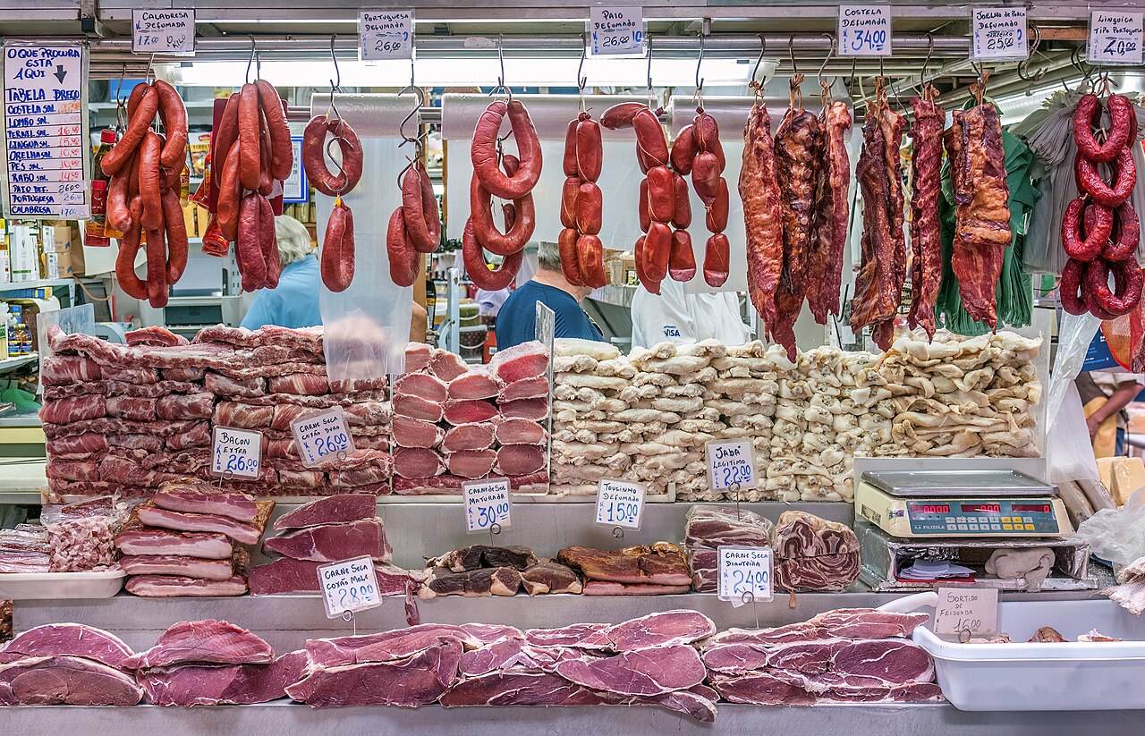 Auslage einer Metzgerei mit Würsten und Fleisch