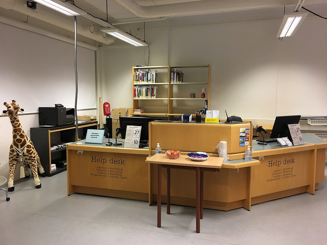 Help-Desk-Tresen in einer Bibliothek