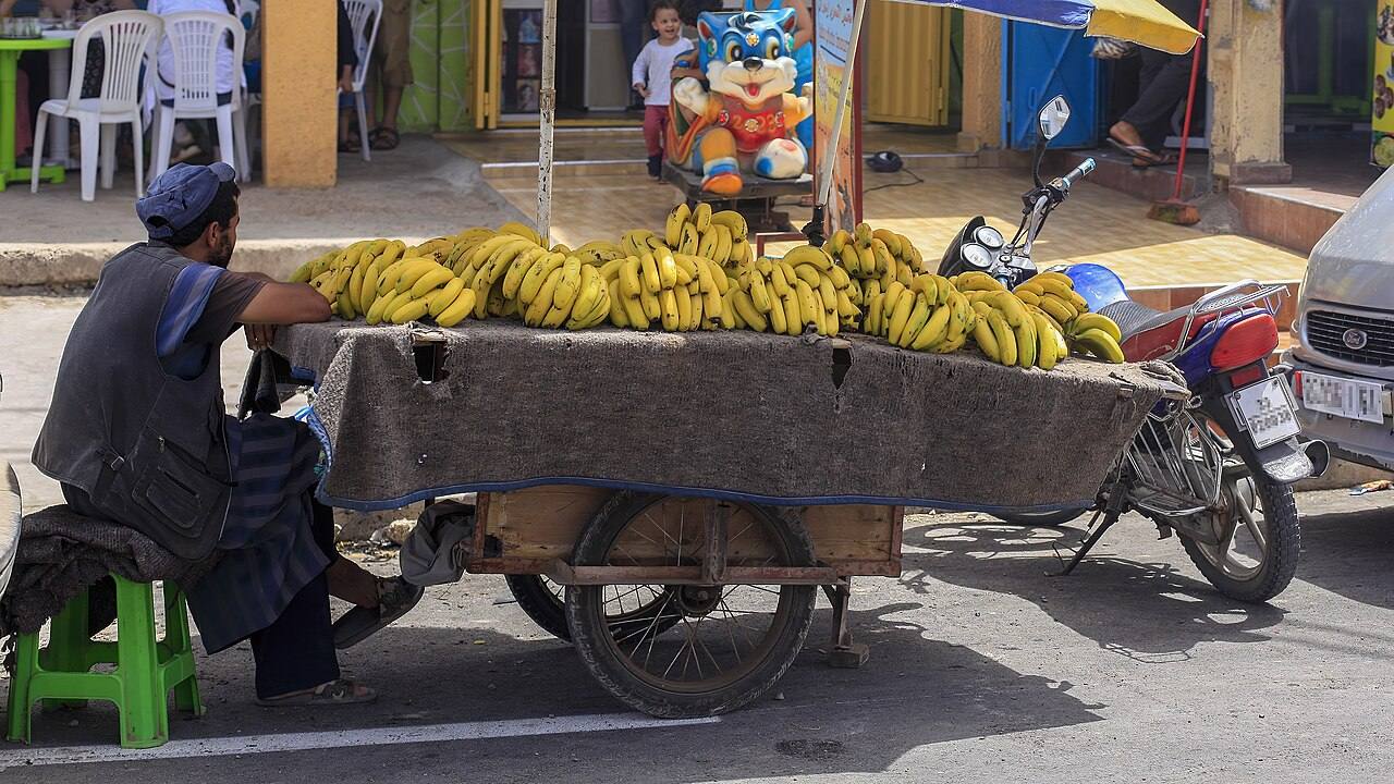 Händler mit Bananen auf einem Karren am Straßenrand