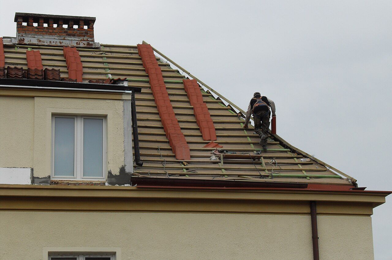 Dachdecker arbeitet auf einem Dach