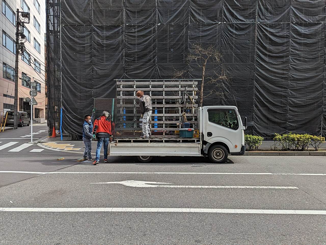 Glasscheiben auf der Ladefläche eines Transporters