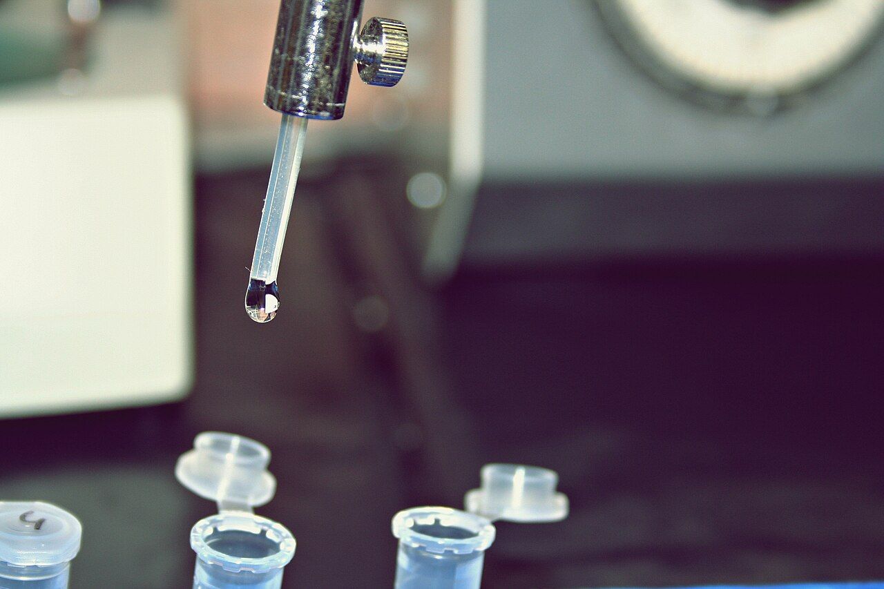 Pipette über Reaktionsgefäßen im Labor