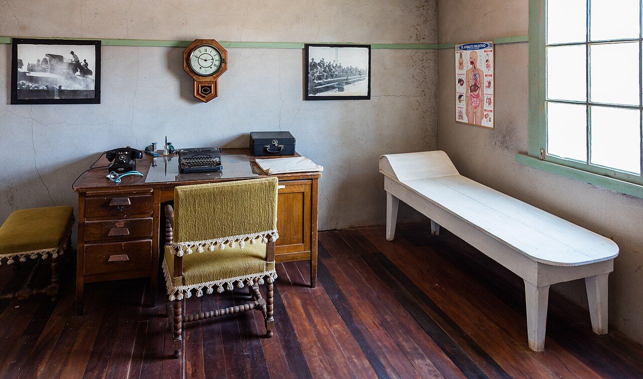 Historisches Behandlungszimmer mit Untersuchungsliege