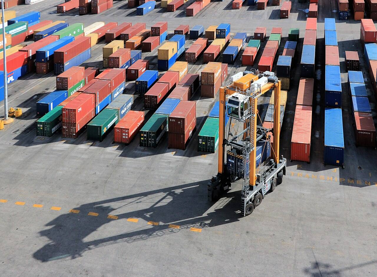 Containerlager mit Portalhubwagen aus der Vogelperspektive