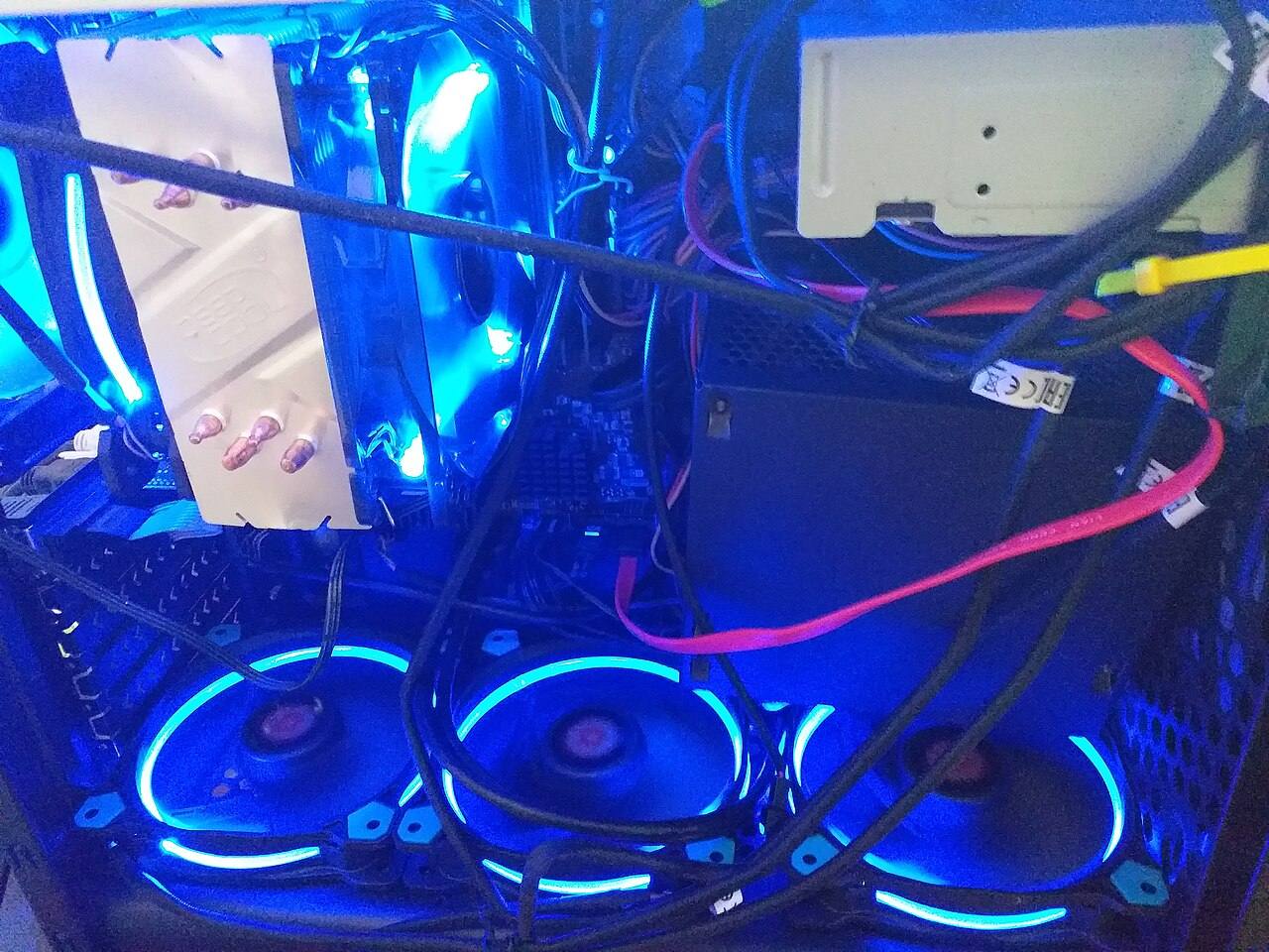 Offener Computer mit Lüftern und Kabeln