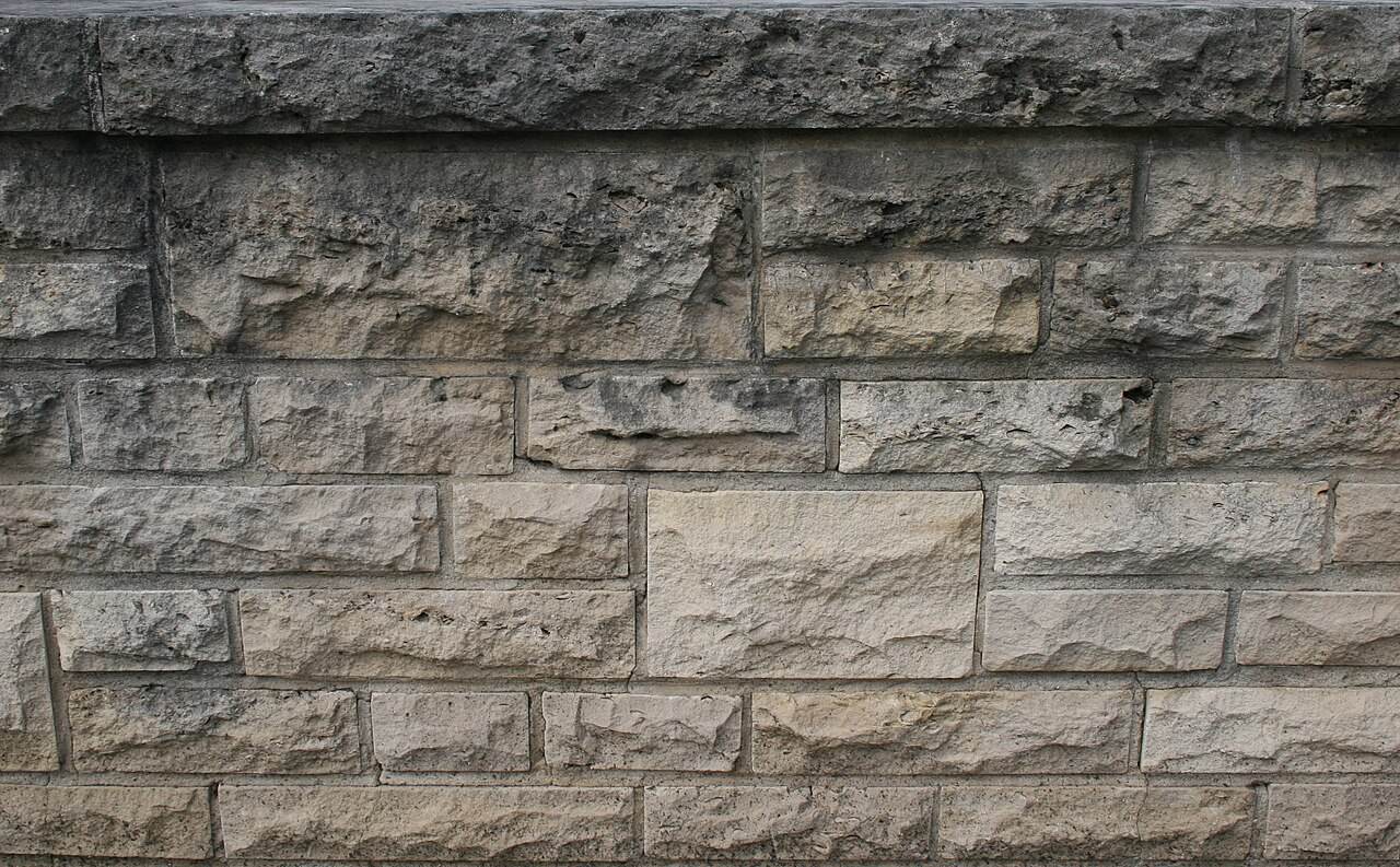 Mauer aus Natursteinquadern