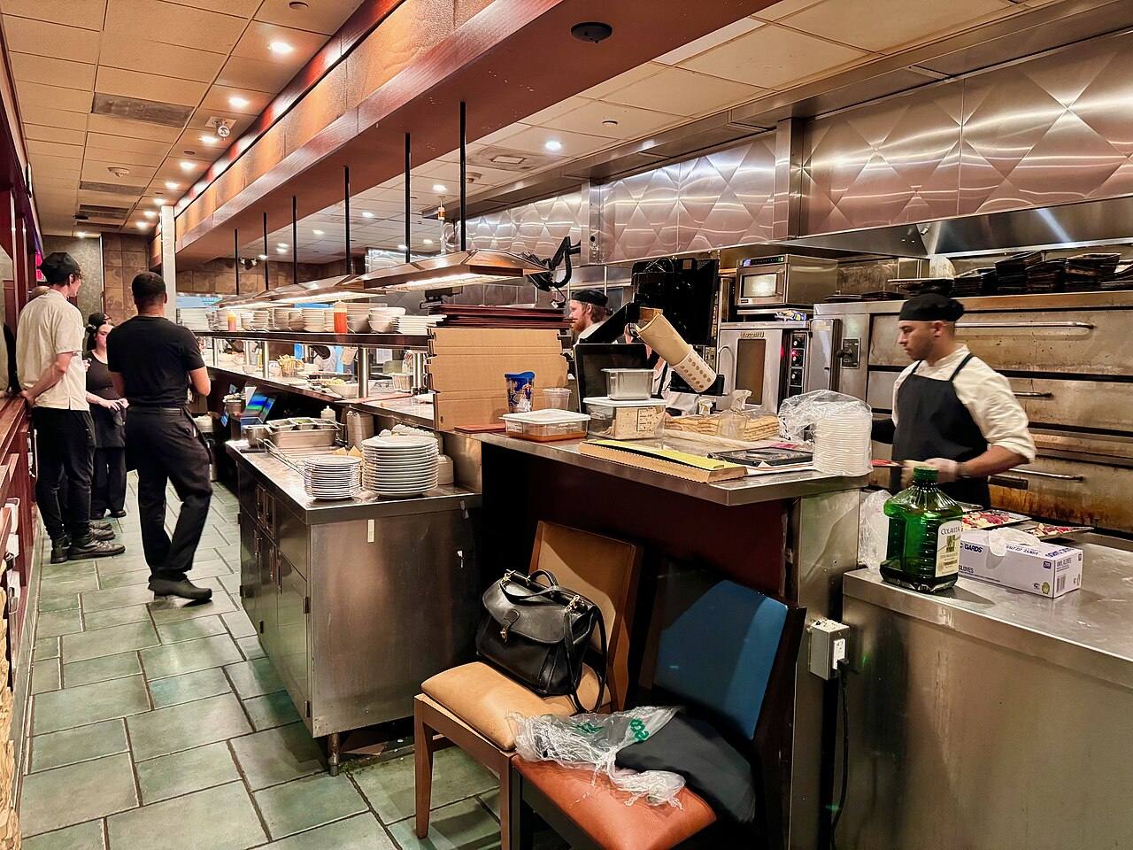 Offene Restaurantküche mit Küchenpersonal