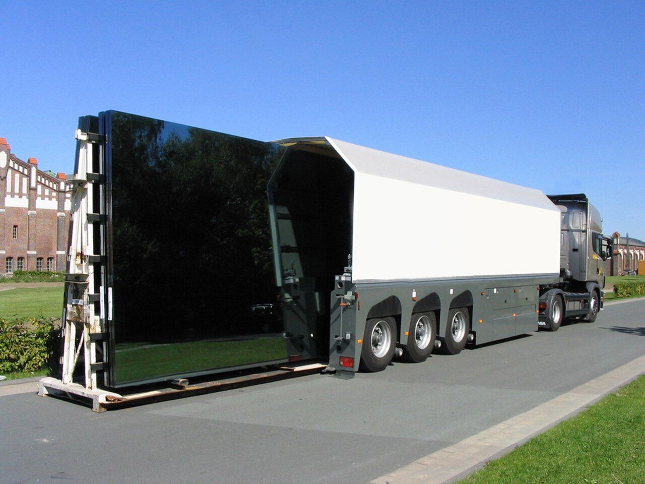 Spezialfahrzeug für den Transport von Flachglas