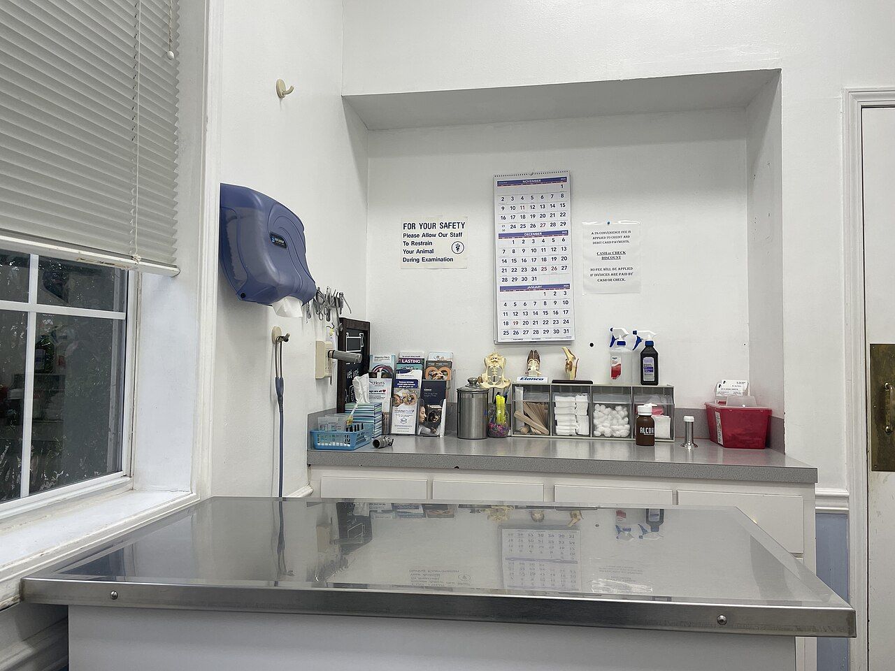 Edelstahl-Untersuchungstisch und Arbeitsplatte in einer Tierklinik