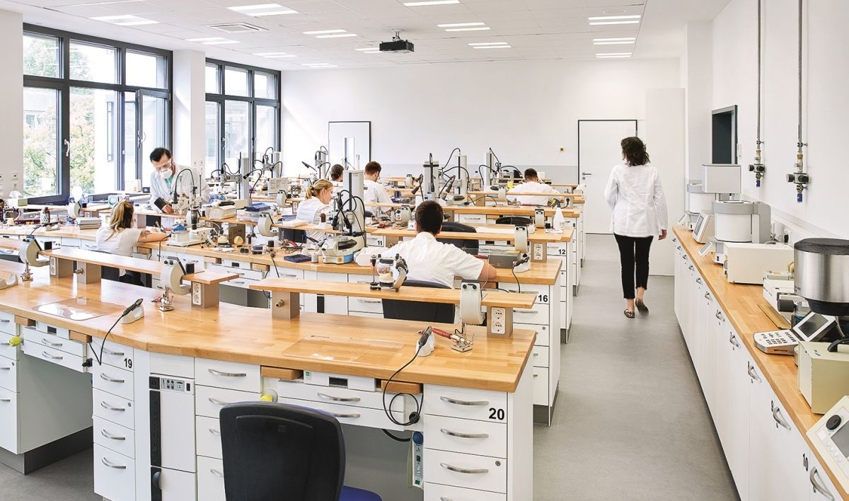 Großer Ausbildungsraum für Zahntechnik mit Arbeitsplätzen