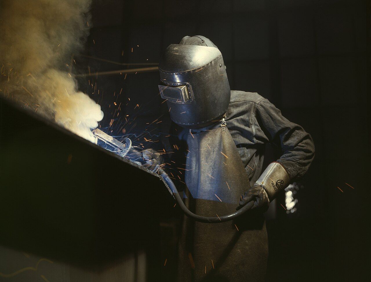 Schweißer mit Schutzhelm bei der Arbeit