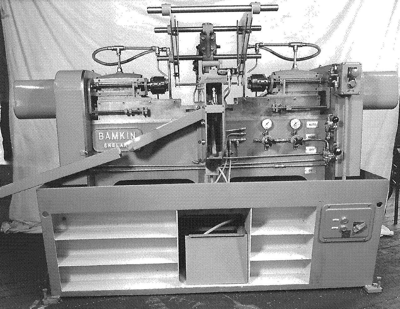 Historische Drehmaschine mit Bedienelementen