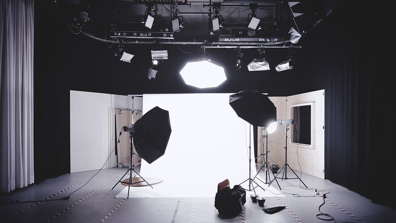 Fotostudio mit Blitzlichtern und weißem Hintergrund