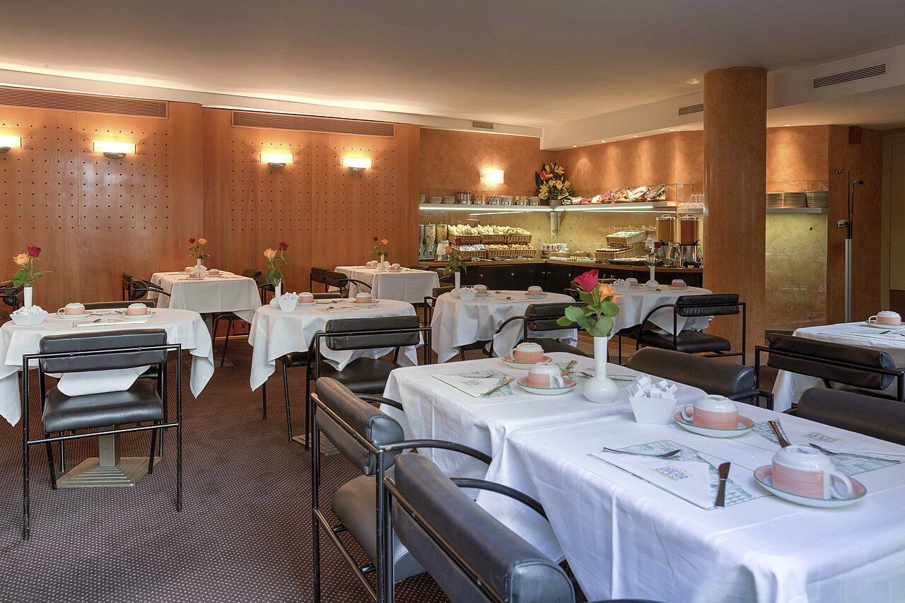 Frühstücksraum eines Hotels mit gedeckten Tischen