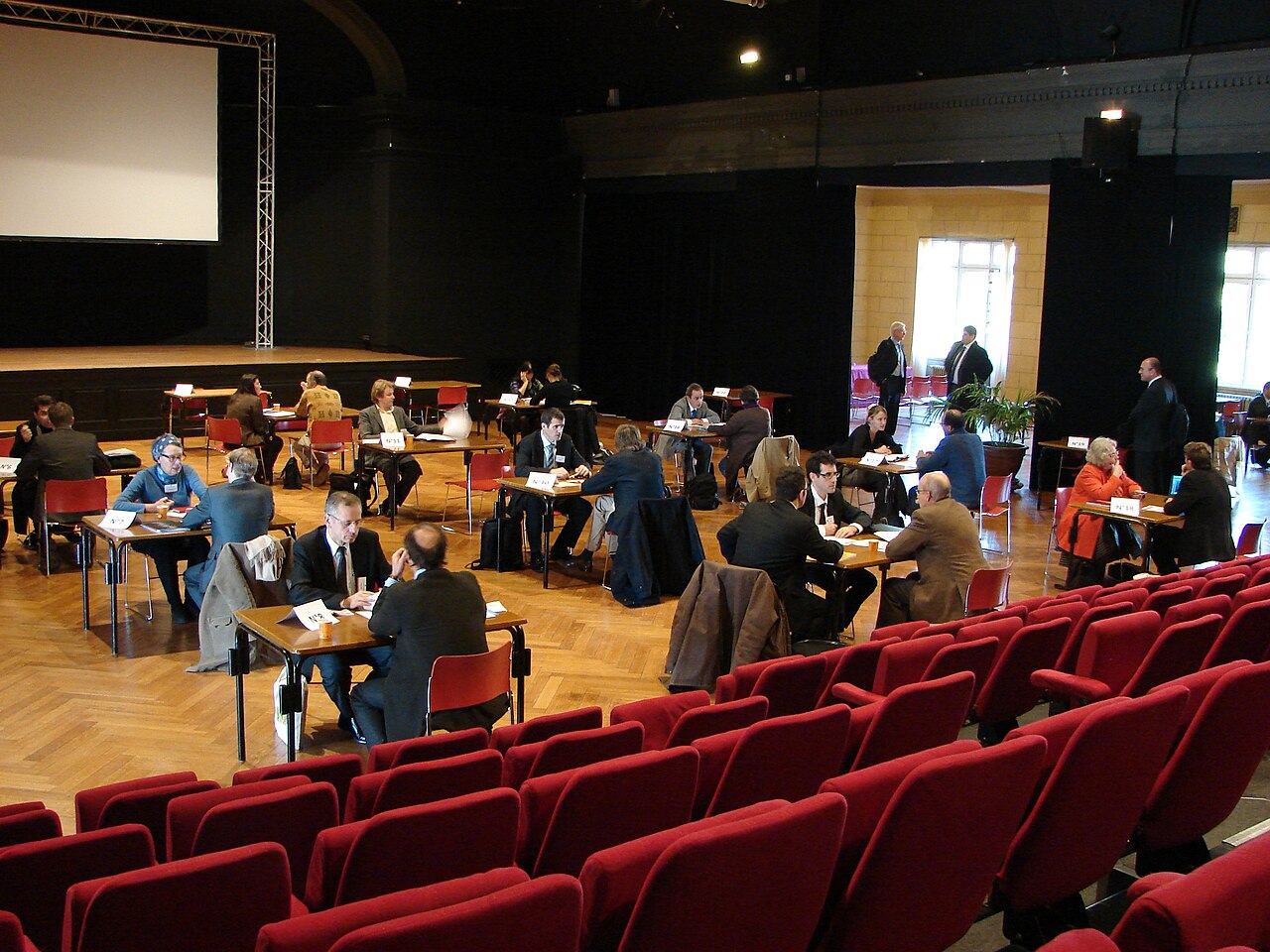 Fachveranstaltung mit Gesprächstischen in einem Saal