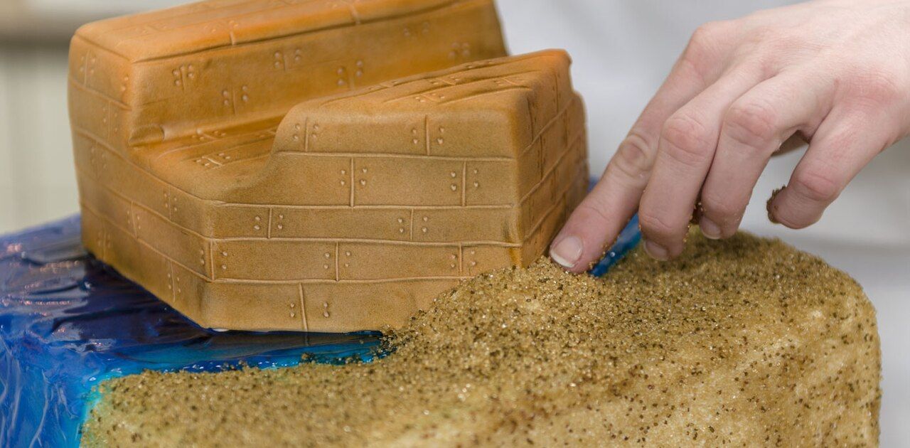 Hand modelliert Marzipan an einer Torte