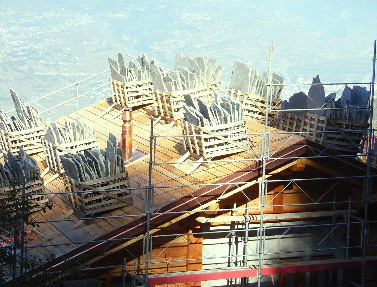 Dachschiefer auf einem Gerüst bei der Dachdeckung