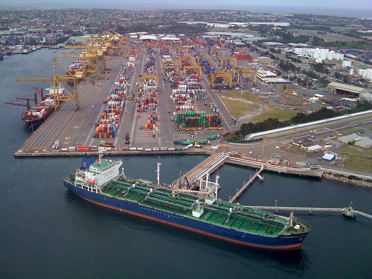 Containerhafen aus der Luft mit Frachtschiff