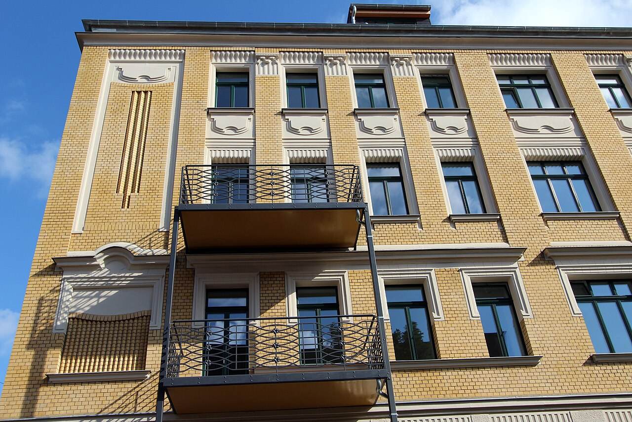 Gründerzeit-Mehrfamilienhaus mit Balkonen