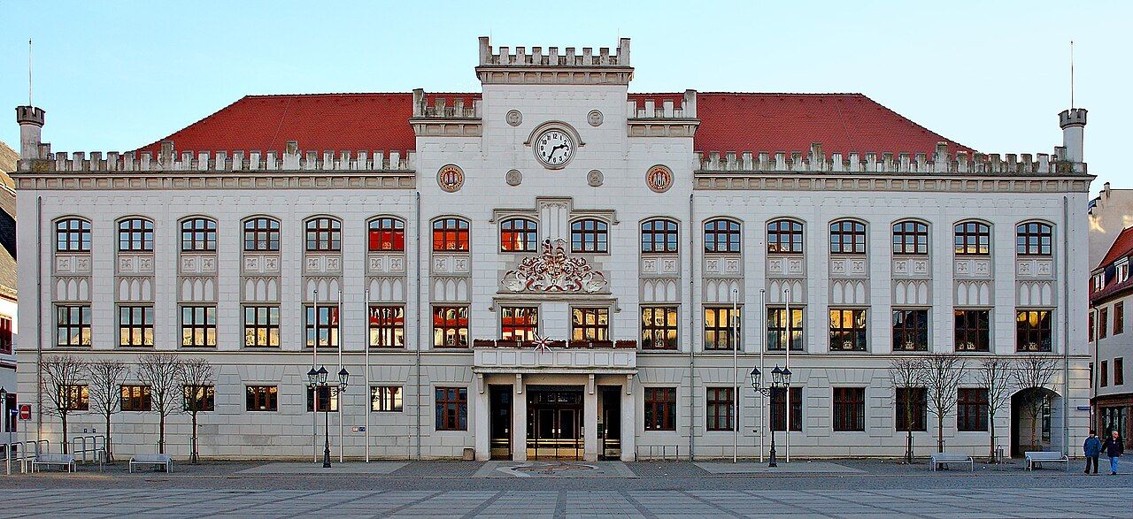 Rathaus mit Uhrturm und rotem Dach