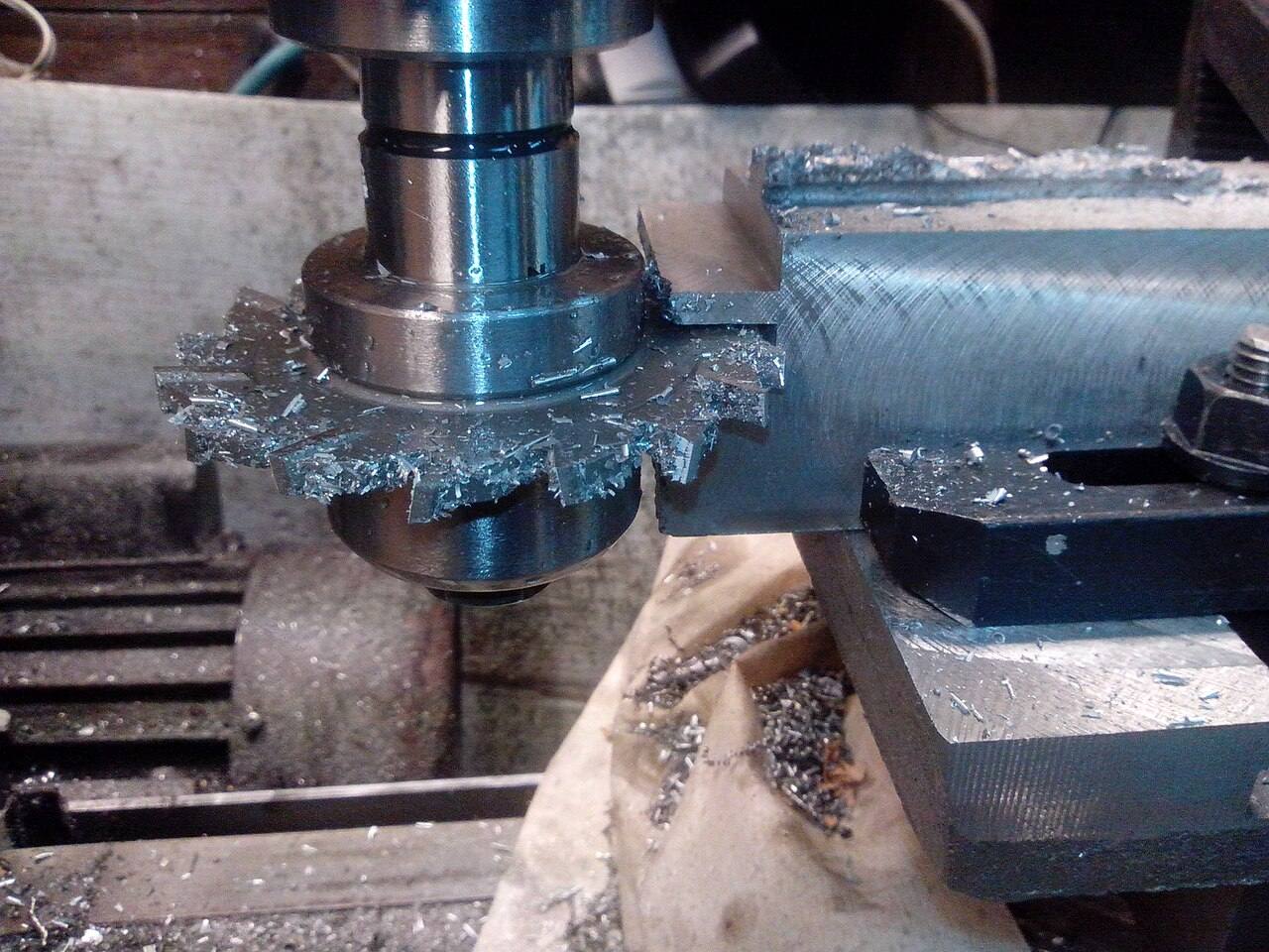 Walzenfräser bearbeitet ein Metallwerkstück