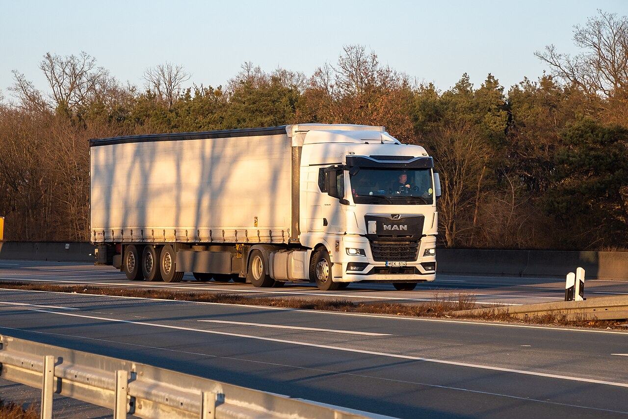 Sattelzug auf der Straße