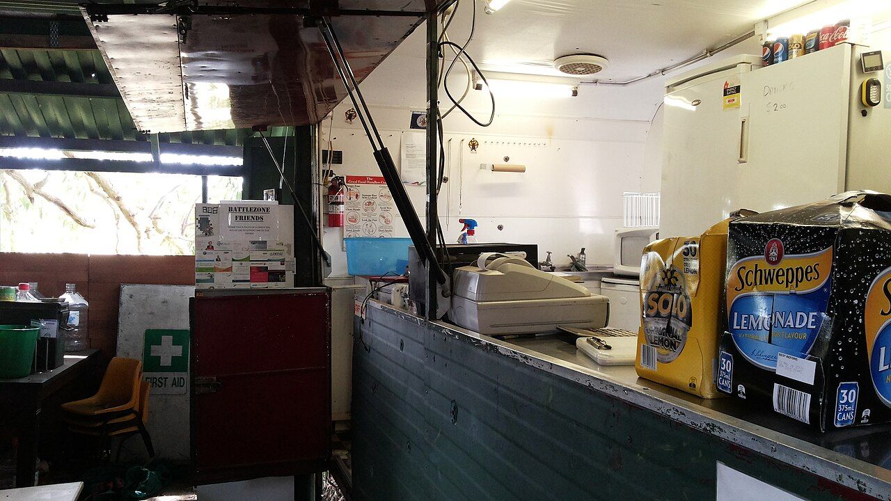 Kassentresen mit Kasse in einem Laden