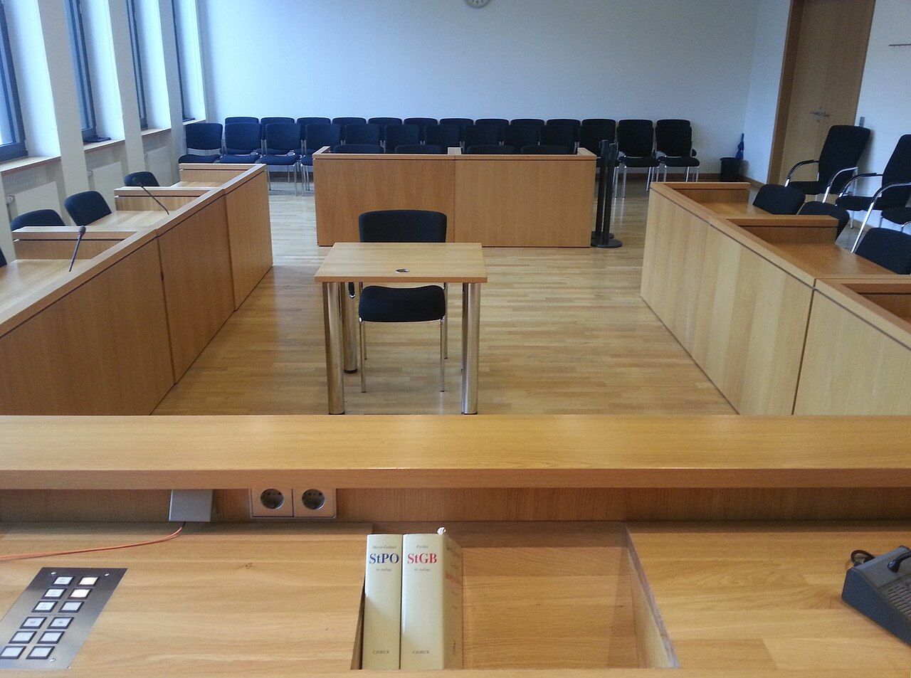 Gerichtssaal mit Richtertisch und Zuschauerreihen