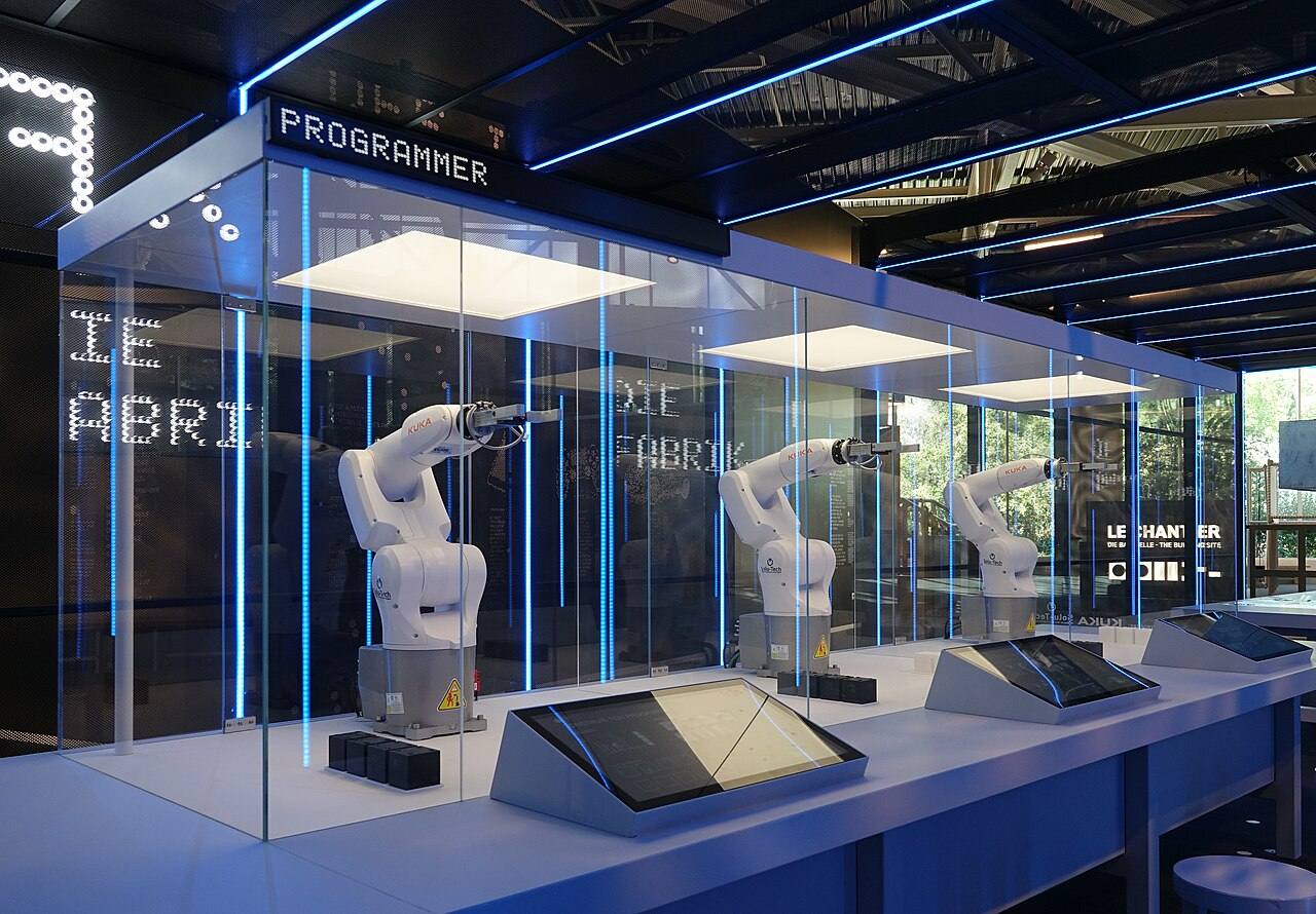 Ausgestellte Roboterarme in Glasvitrinen