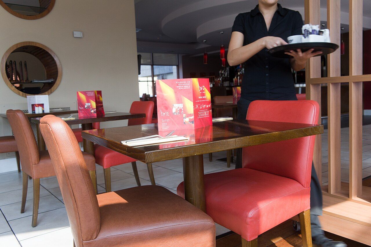 Servicekraft mit Tablett in einem Restaurant