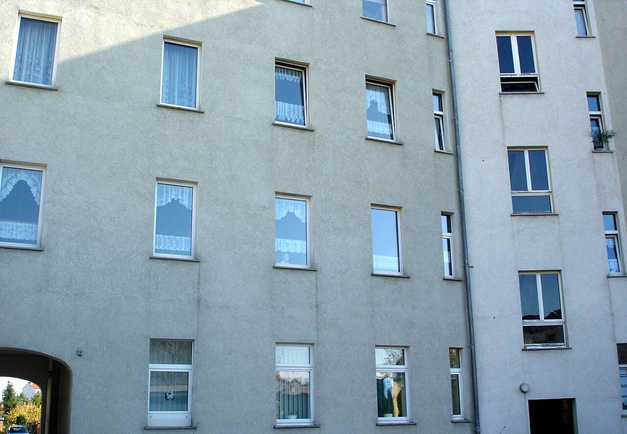 Fassade eines Wohnblocks mit Fenstern